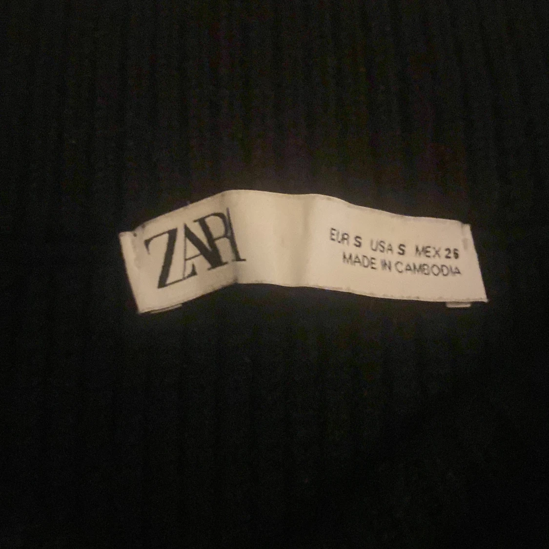 Svart ribbad stickad kjol från Zara - 2