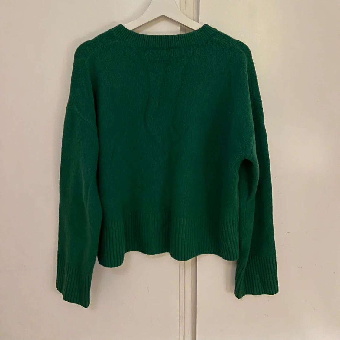 Grön stickad tröja från & Other Stories - 1