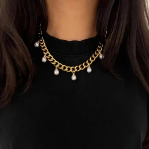 Guldhalsband med pärlor - Snyggt halsband i guldtonad kedja med hängande vita pärlor. Köpte på plick🌟