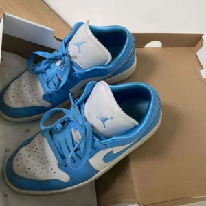 Jordans skor - Säljer ett par blåa Jordans skor, använt två gånger typ och de är i mycket bra skick. Det är äkta Jordan, köpt för 2500 kr och Skorna tvättas innan köp!💕
