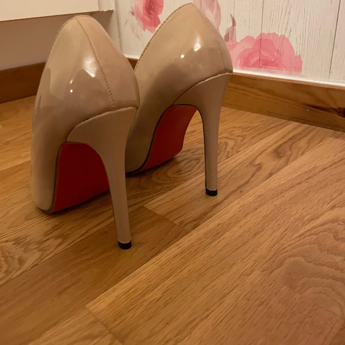 Beiga pumps med röd sula - 2