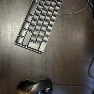 Deltaco Gaming Mus och Mekaniskt Tangentbord - Paket med Deltaco Gaming mus och mekaniskt tangentbord. Musen har justerbar DPI och extra sidoknappar, tangentbordet har nordisk layout. Båda är kabelanslutna. Viss kosmetisk slitage syns på tangenter och mus, men fullt fungerande. 