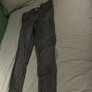 Svarta jeans - Snygga svarta skinny jeans från Perfect Jeans i storlek L. Jeansen har klassisk femficksdesign, smal passform och är tillverkade i stretchigt denim💕