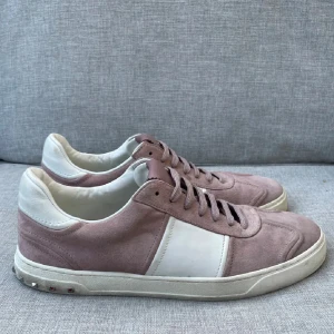 Valentino skor  - Hej! Säljer nu dessa sjukt snygga valentino skor. Skorna är i bra skick. Hör av dig vid frågor. 