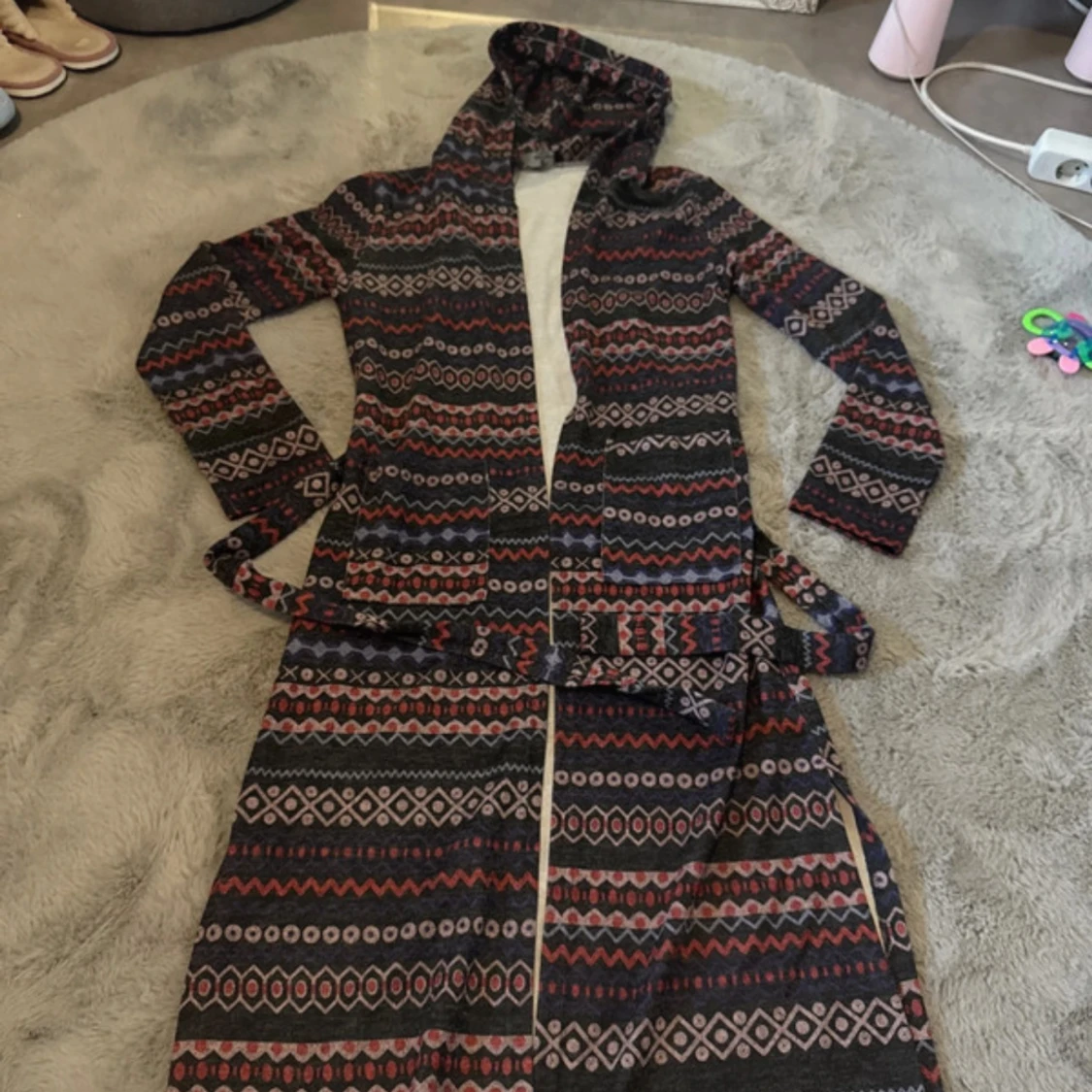 Mönstrad lång kofta med huva