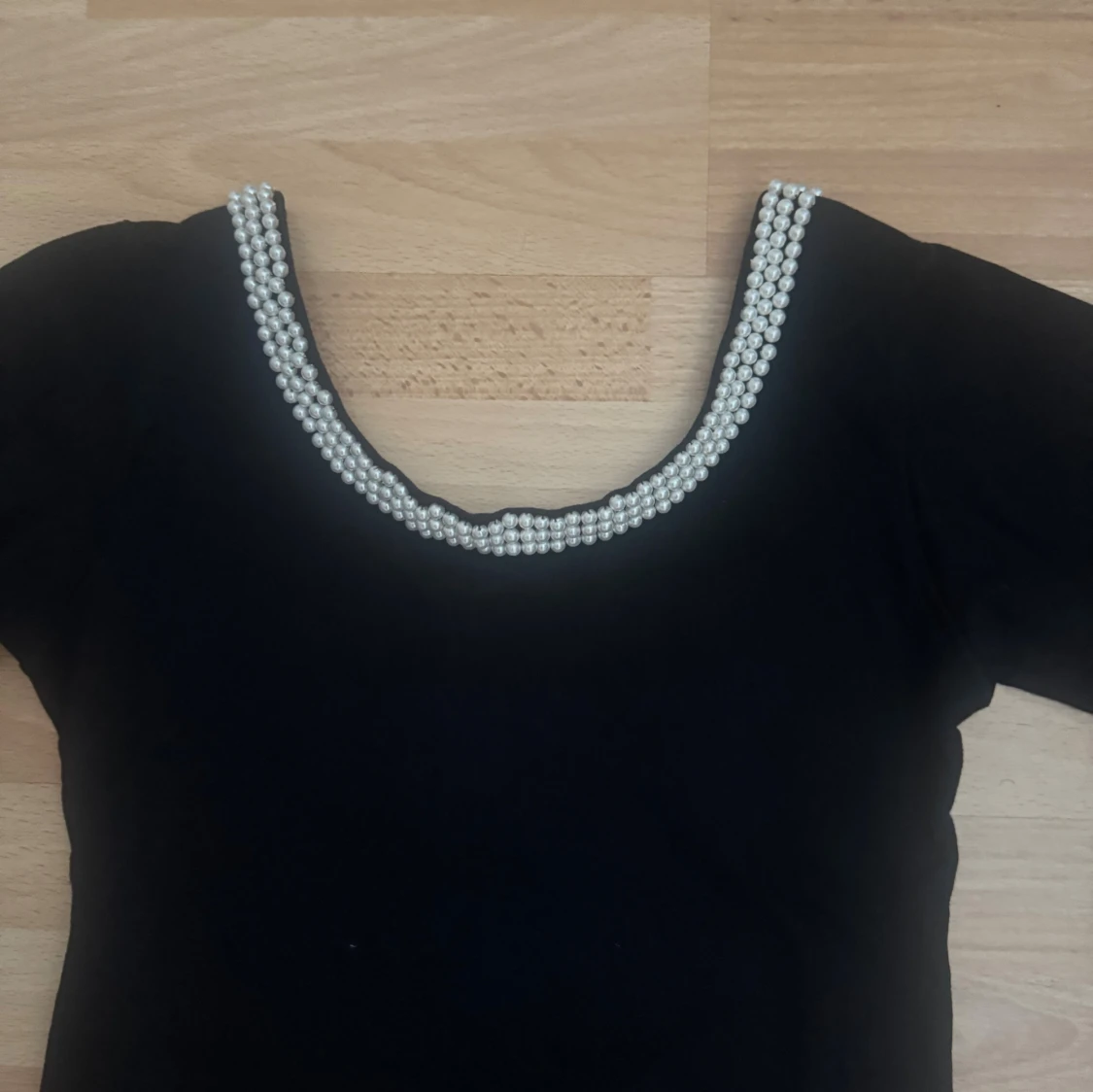 Svart långärmad body med pärldetalj - 1