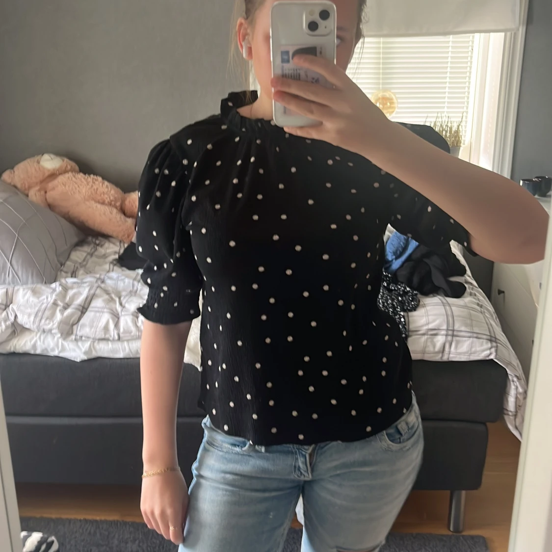 Svart prickig blus med puffärm