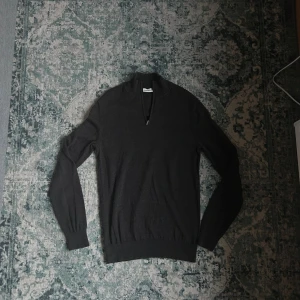 John Henric halvzip  - Riktigt stilren halvzip från John Henric! Allmänt väldigt bra skick förutom lagat hål i ena armen, syns på bild tre. 