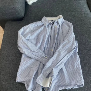 Skjorta  - En fik blårandig skjorta. Står stl M men passar mig som är xs/s🤩