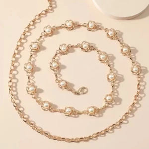 Guldfärgat  glittrande pärlor midja  kedja - Säljer ett snyggt guldfärgat bälte med kedja och glittriga hjärtan i rad. Bältet har öppen design med små stenar på varje hjärta och justerbar längd med extra kedja. Perfekt accessoar för att lyfta din outfit med lite extra bling.