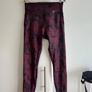 Bordeaux leggings från Röhnisch M - Oanvända! Ord pris 699kr