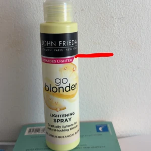 John Frieda Go Blonder Lightening Spray - Go Blonder Lightening Spray från John Frieda är en spray för håret som gradvis ljusar upp blont hår upp till två nyanser. Innehåller citrus botanical blend och kommer i en gul plastflaska med spraymunstycke. Perfekt för dig som vill ha en naturligt ljusare look. Den funkar faktiskt jättebra men behöver ej dne längre då jag färgat håret istället.Ursprungligen 100ml. Nypris 189kr.