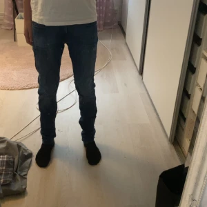 Replay Anbass slim fit jeans blå - Säljer ett par snygga Replay Anbass jeans i slim fit storlek 30W 34L. De är väldigt sköna och snygga. Jag är ca 180 och väger runt 60kg. Kvitto och en påsemedföljer. Skriv för frågor, priset är ej hugget i sten.