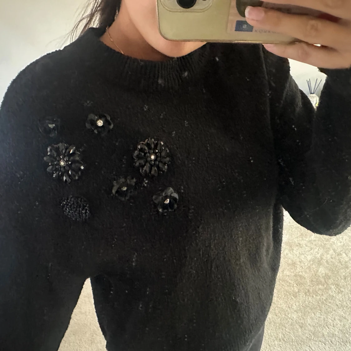 Svart stickad tröja med pärldetaljer - 1