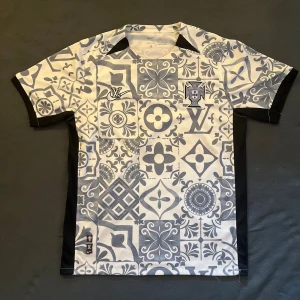 Portugal Fotboll Jersey - Använd 1-2 gånger i mycket bra skick✅ Storlek: L 📏 Fan made kit Skickas inom 1 dag📦  Kontakta gärna för mer info ☺️