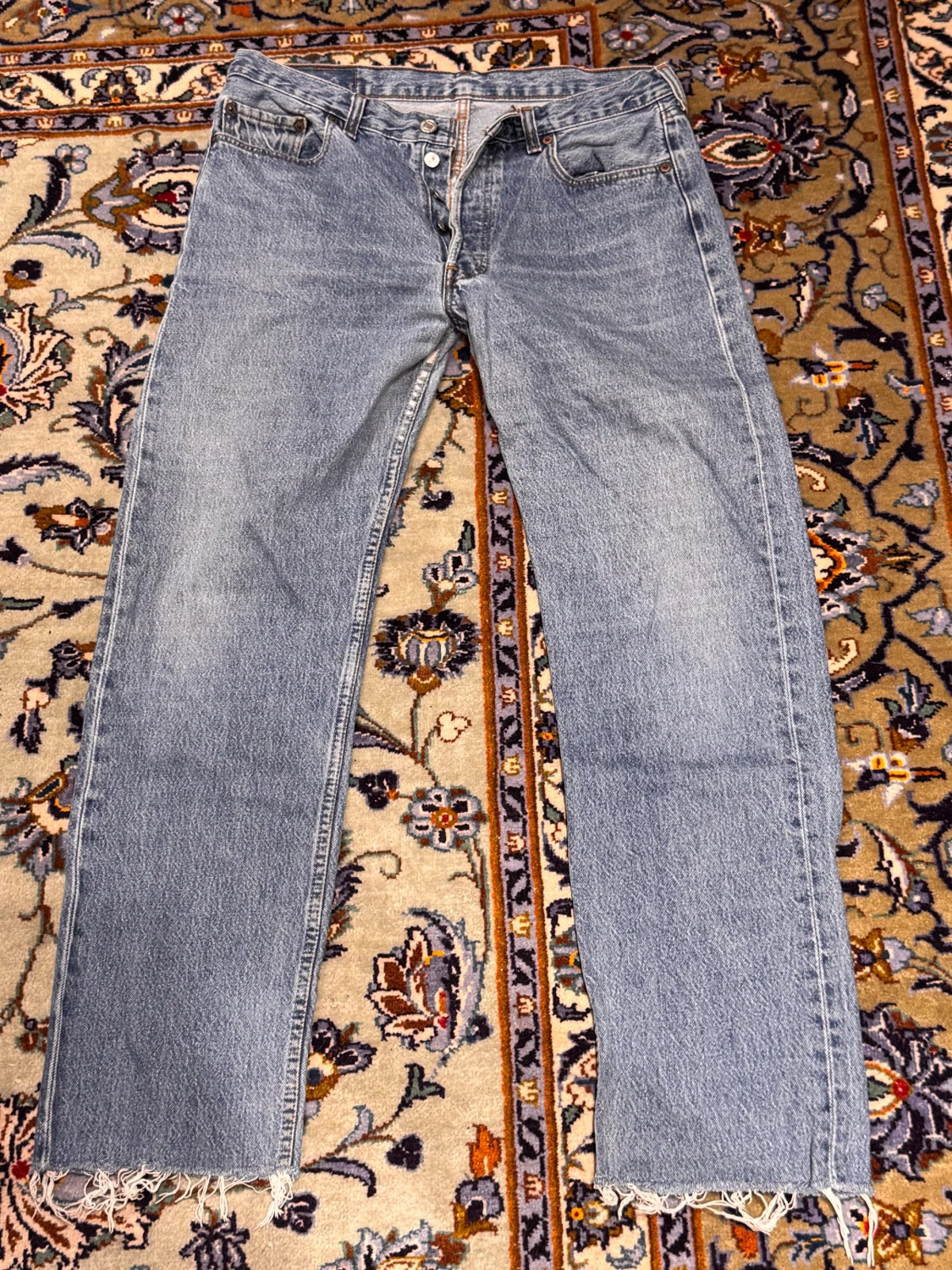 Levi's 501 ljusblå jeans med rå kant