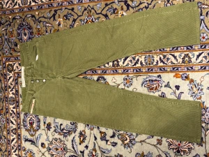 Gröna manchesterbyxor från Diesel, strl 32 - Snygga gröna manchesterbyxor från Diesel i modellen New World Basic. Byxorna har klassisk rak passform, knappgylf och coolt retro-vibe. Perfekt för dig som vill sticka ut med en unik färg och mjukt material. Storlek 32.