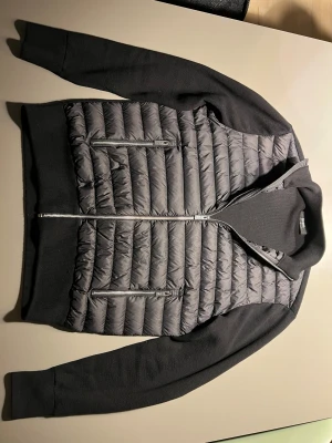 Cardigan från ICON Amsterdam  - Tja, säljer en svart cardigan från ICON Amsterdam. Jackan har inga defekter, men är i använt skick. Passar dig som är runt 185 cm. Tvivla inte på att ställa några frågor!