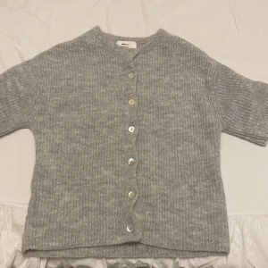 Gina tricot Stickad Cardigan - Min kompis köpte denna till mig men den är för liten. Så den är endast testad men har tagit av lapparna😅 