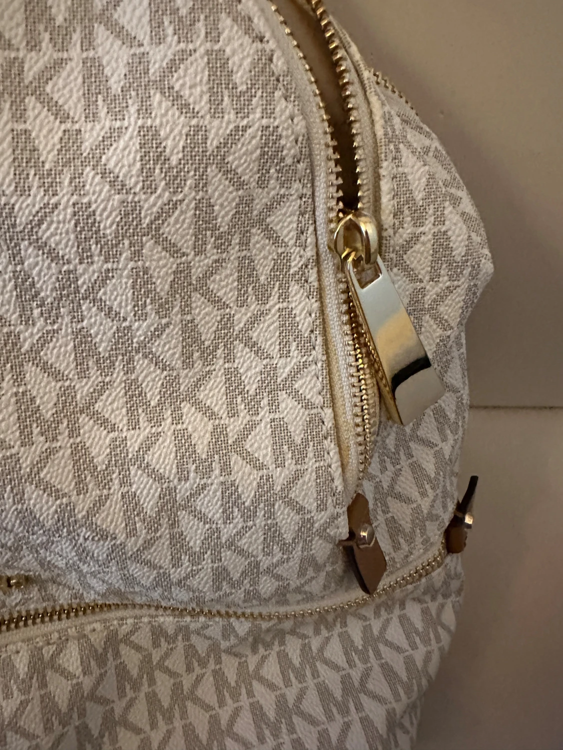 Michael Kors beige ryggsäck med MK-mönster - 1