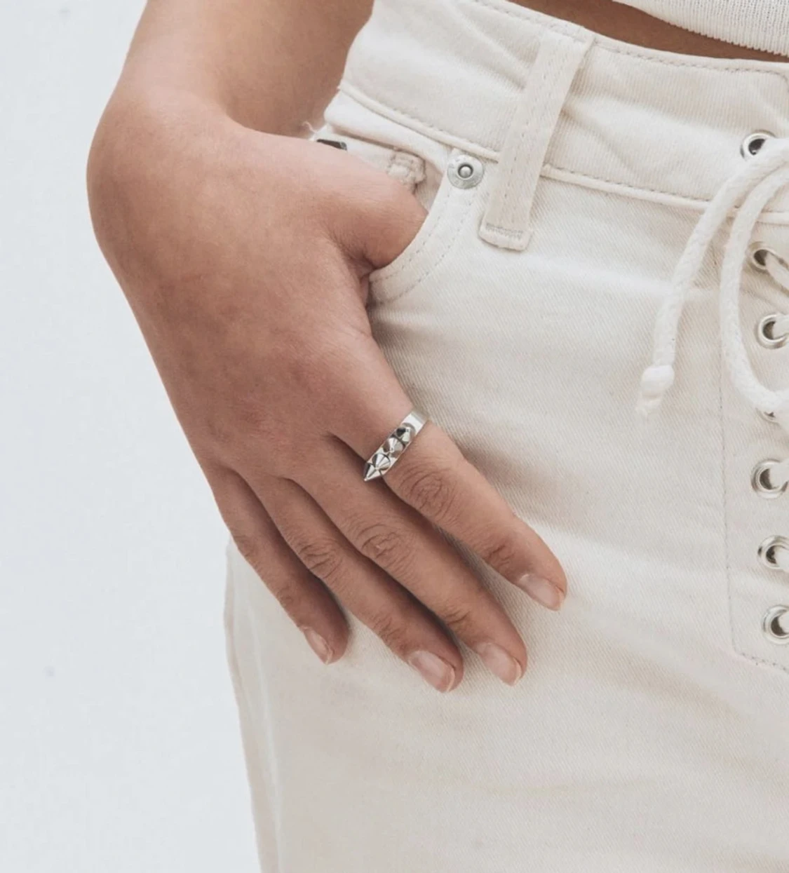 Edblad ring Silvrig ring med konformade nitar - 1