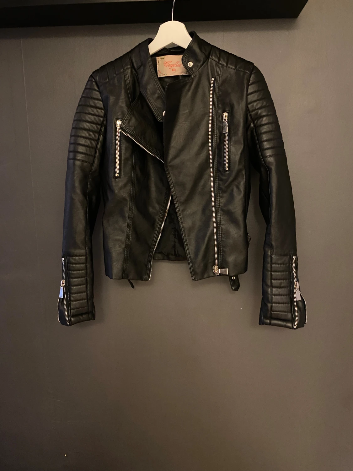 Svart skinnjacka med dragkedjor