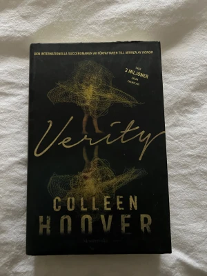 Bok ”Verity” - Jag säljer min bok ”Verity” av Colleen Hoover. Läst och förvarad varsamt och boken är på svenska. Nypris är 319 på Akademibokhandeln. Men säljer för 100kr, pris kan diskuteras🖤