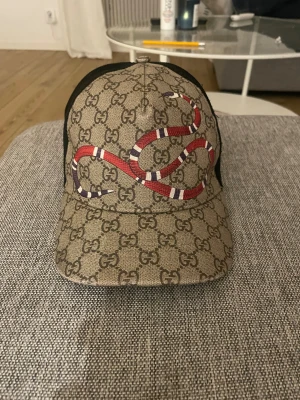 Gucci king snake - Hej jag säljer min Gucci keps för att jag känner att jag inte behöver den mer har Hayden nu i två tre veckor och tröttnat så derbyt därför jag säljer denna underbara keps