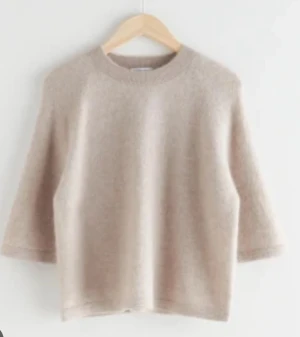 Beige stickad tröja med trekvartsärm - Tröja från other stories🤍