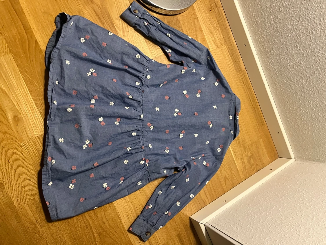 Blå blommig skjortklänning - 1