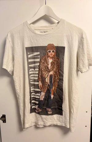 Vit Kurt Cobain t-shirt med tryck - Säljer en vit t-shirt från Kurt Cobain. Tröjan är stor i storleken så den motsvarar storlek S. Priset går att diskutera. Hör bara av dig vid någon fråga