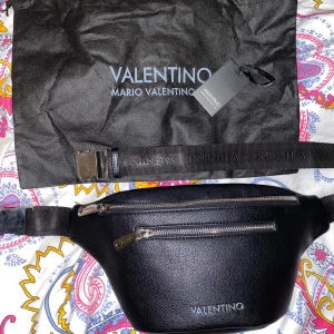 Valentino Axel/Mag väska one size - Väskan är andvänd få tal gånger den är helt ny och äkta köptes i somras. Jag har inte användning av den längre och tänker sälja den. Den är rymlig och bekväm samt en fräsch väska, påse,valentino tagg igår😊