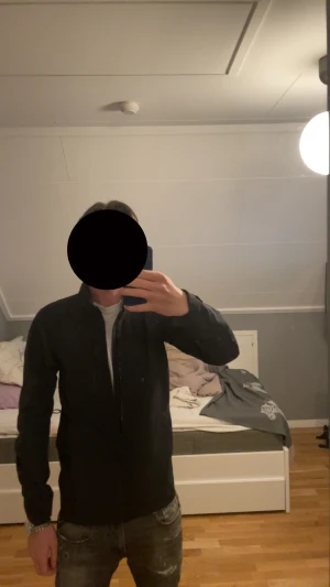 Svart jacka från Haglöfs - Säljer en svart jacka från Haglöfs med hög krage och dragkedja framtill. Jackan har en bröstficka med dragkedja, justerbara ärmslut med tryckknapp och diskret Haglöfs-logga på ärmen. Perfekt för dig som vill ha en clean och funktionell look.