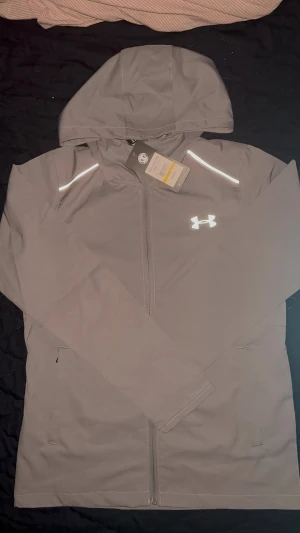 UA jacka  - Grå UA jacka, fick den i present och den passade inte mig för den är slim fit 