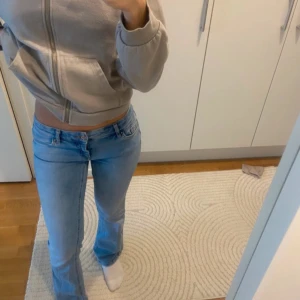 Låg midjade flare ljusblå jeans - Säljer ett par ljusblå låg midjade flare jeans från Only. Inga defekter, slut sålda. Storlek XS/30