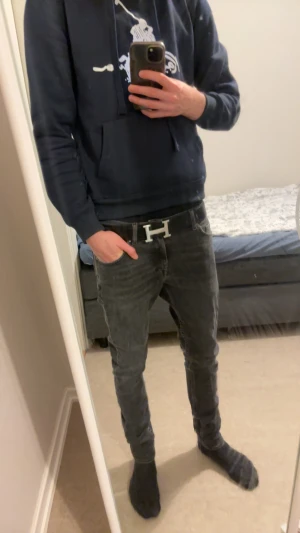 Svarta tiger of sweden slim fit jeans i storleken 30/32 - Säljer ett par  svart gråa slim fit jeans från Tiger of Sweden. Modellen är slim fit och är i storleken 30/32. Finns inga skador på dem och är väldigt gott skick.  Paketerar och skickar iväg den samma dag eller dagen efter som den har blivit köpt.