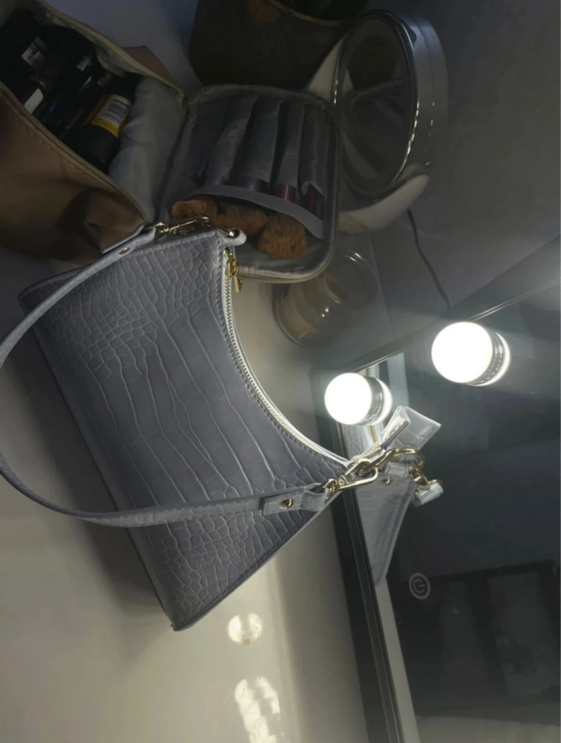 Ljusgrå axelväska i croco-imitation - 1