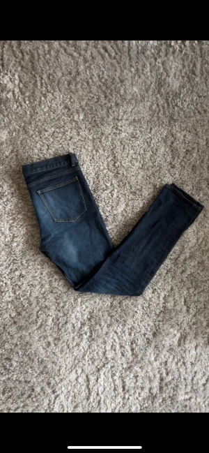 Arket Stl.32 - Schyssta jeans från Arket som behandlats av Lavato med slitningar och tvätt. Väldigt fin passform och skicket är topp! Hör av er vid minsta fundering eller fråga;)