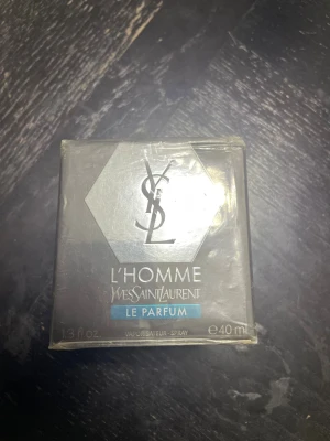 YSL L'Homme Le Parfum 40ml - YSL L'Homme Le Parfum, 40ml. Fräsch och modern doft i smidig storlek. Ingredienser: alkohol, vatten, limonene, linalool, coumarin, geraniol, citral, citronellol m.fl. Tillverkad i Frankrike. Perfekt för dig som vill sticka ut med stil.