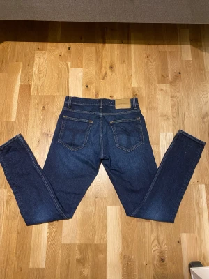 Snygga mörkblåa tiger of sweden jeans!🔥 - Jeansen är i princip helt nya👌Använt bara typ två gånger, storlek i midjan är 30 och längd 34. Priset kan diskuteras men nypris ligger de runt 1000-1400🤙 Ifall du undrar nåt är det bara att fråga!😊
