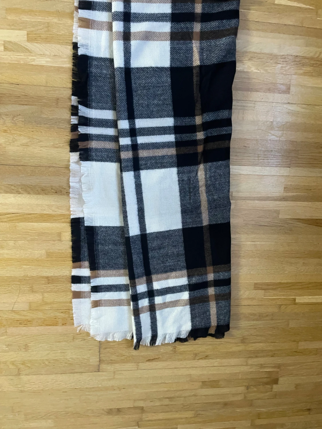 Rutig halsduk i svart, grått och beige - 1