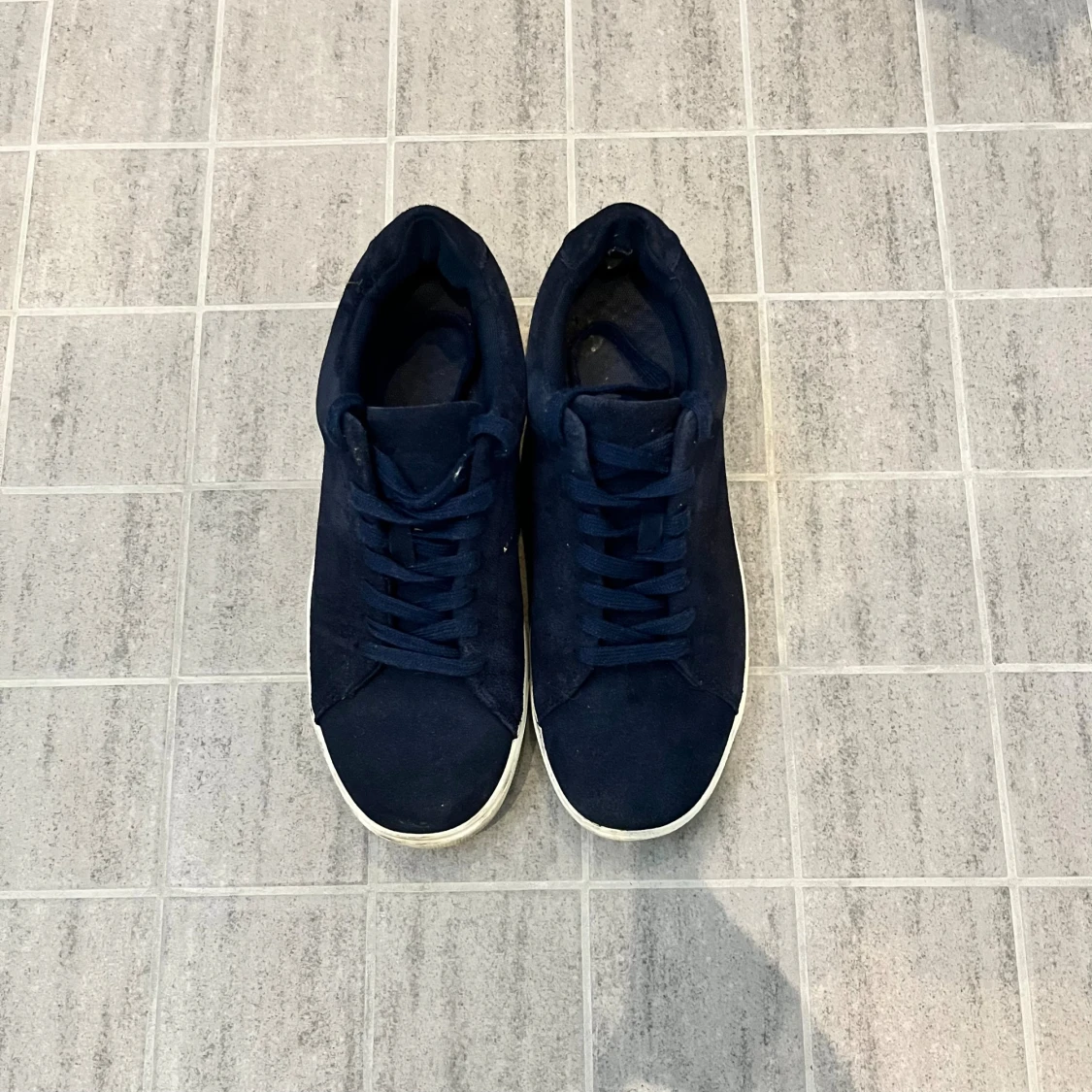 Mörkblå sneakers med vit sula - 1