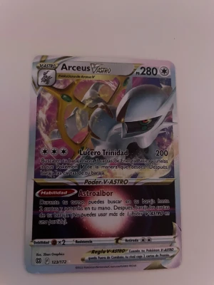 Arceus V-ASTRO - Coolt Pokémonkort med Arceus V-ASTRO! Perfekt för dig som samlar eller spelar Pokémon TCG. Kortet har snygg design och kraftfulla attacker som Lucero Trinidad och Astroalbor. Ett måste för alla unga Pokémonfans!