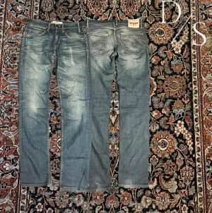 Vintage Levis jeans - Riktigt feta vintage Levis 519 jeans, dessa har riktigt feta och unika vintage detaljer och därav dess värde  Midja:40cm Längd:103cm Benöppning:17,5cm