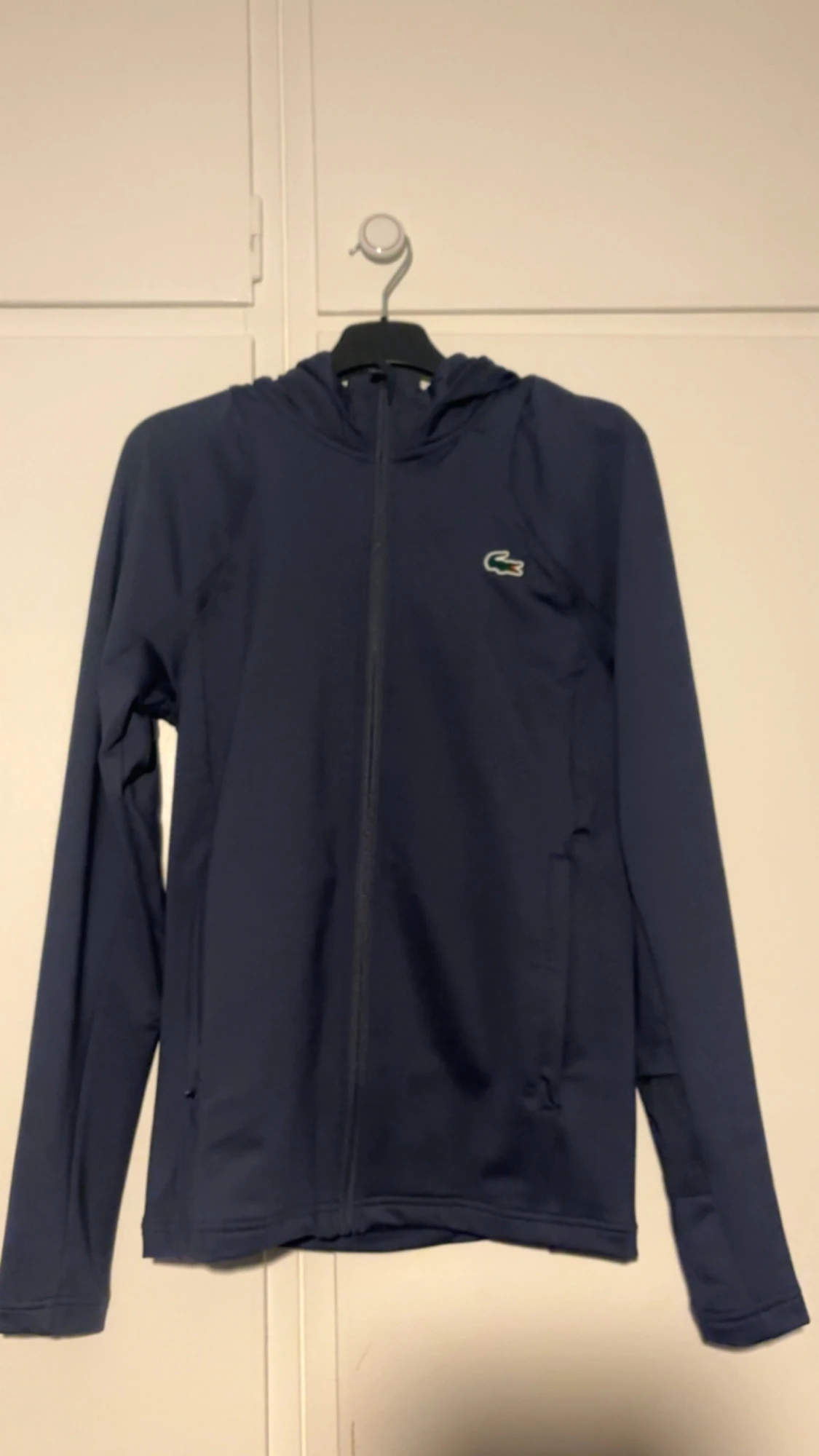 Marinblå vindjacka från Lacoste Sport