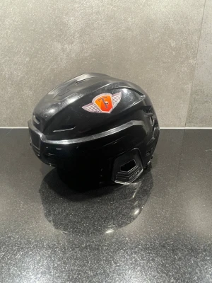 Svart hockeyhjälm CCM Tacks 310 - Ccm tacks 310, mycket bra skick. Använd en halv säsong. 300kr