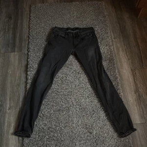 Replay Anbass jeans - Säljer dessa replay anbass hypeflex då jag vuxit ur de och de inte kommer till användning, mycket bra skick som nya, pris kan diskuteras försöker bara bli av med de.