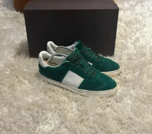 Valentino Flycrew - Säljer dessa gröna flycrews i mycket fint skick! Hör av dig vid eventuella funderingar!