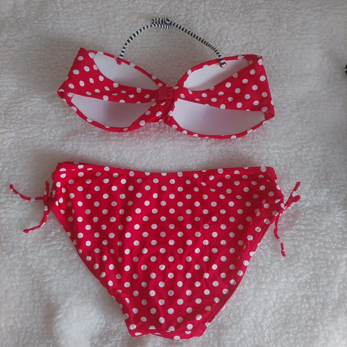 Två bikinisar med prickigt mönster.Storlek 44 - 2