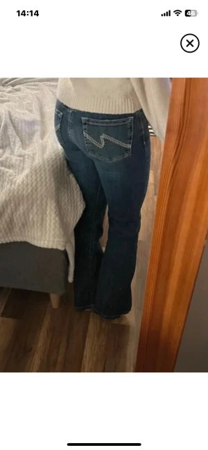 Nelly jeans - Använde men fof u mycket fint skick förutom att det finns ett litet hål på insida lår, som inte synns eller tänks på när man har dem på sig🥰vid intresse kan jag skicka närmare bild på just det🥰 ‼️ej mina bilder men exakt likadana jeans